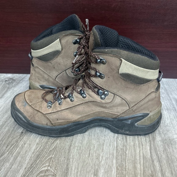 Lowa Men\'s Renegade GTX Waterproof Hunting Hiking Tan and Black Boots